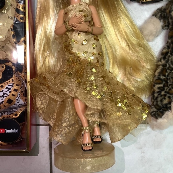 Rainbow High Marisa Golding Slumber Party with Extras - Picture 5 of 9